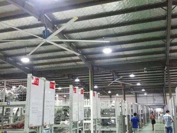 電器生產車間安裝工業(yè)風扇給廠房車間通風降溫